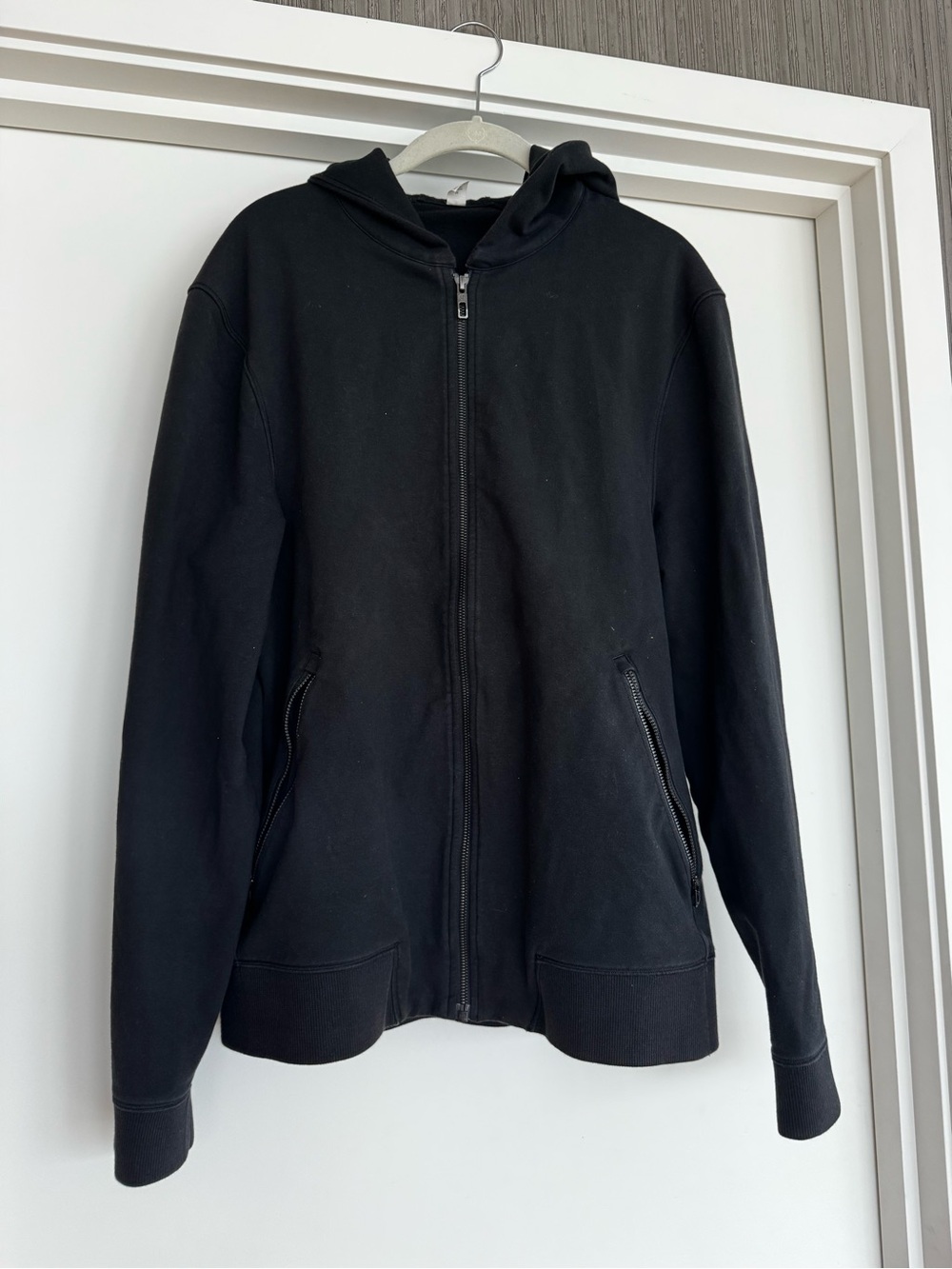 Lululemon men’s black hooded jacket in size medium